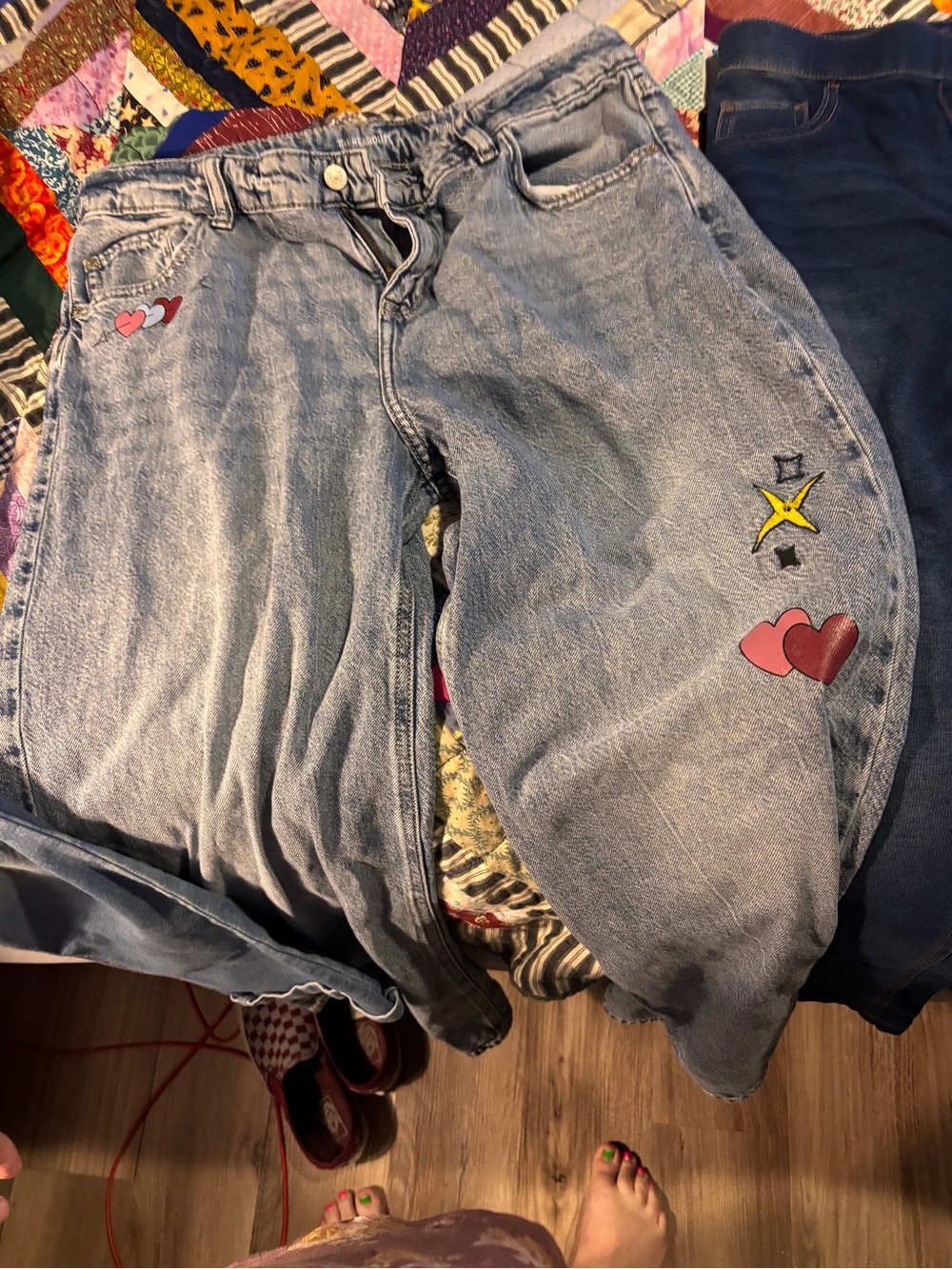 Embroidered Light Wash Women’s Jeans with Heart Motifs